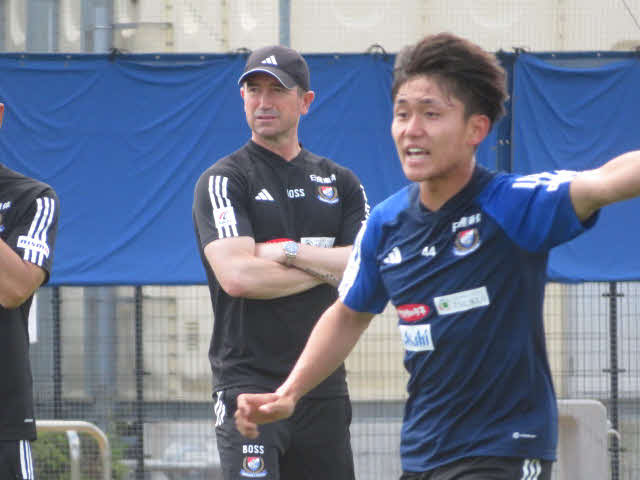 横浜キューウェル監督は蔚山との死闘から一夜明け、練習を見守る