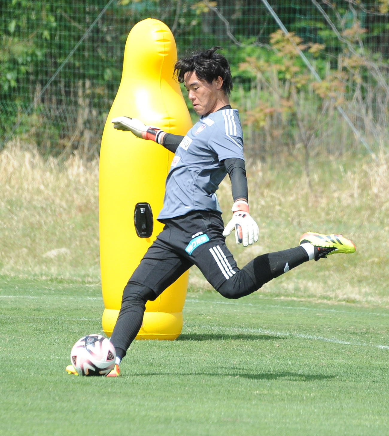 東京戦前日、GK練習でフィードする小島