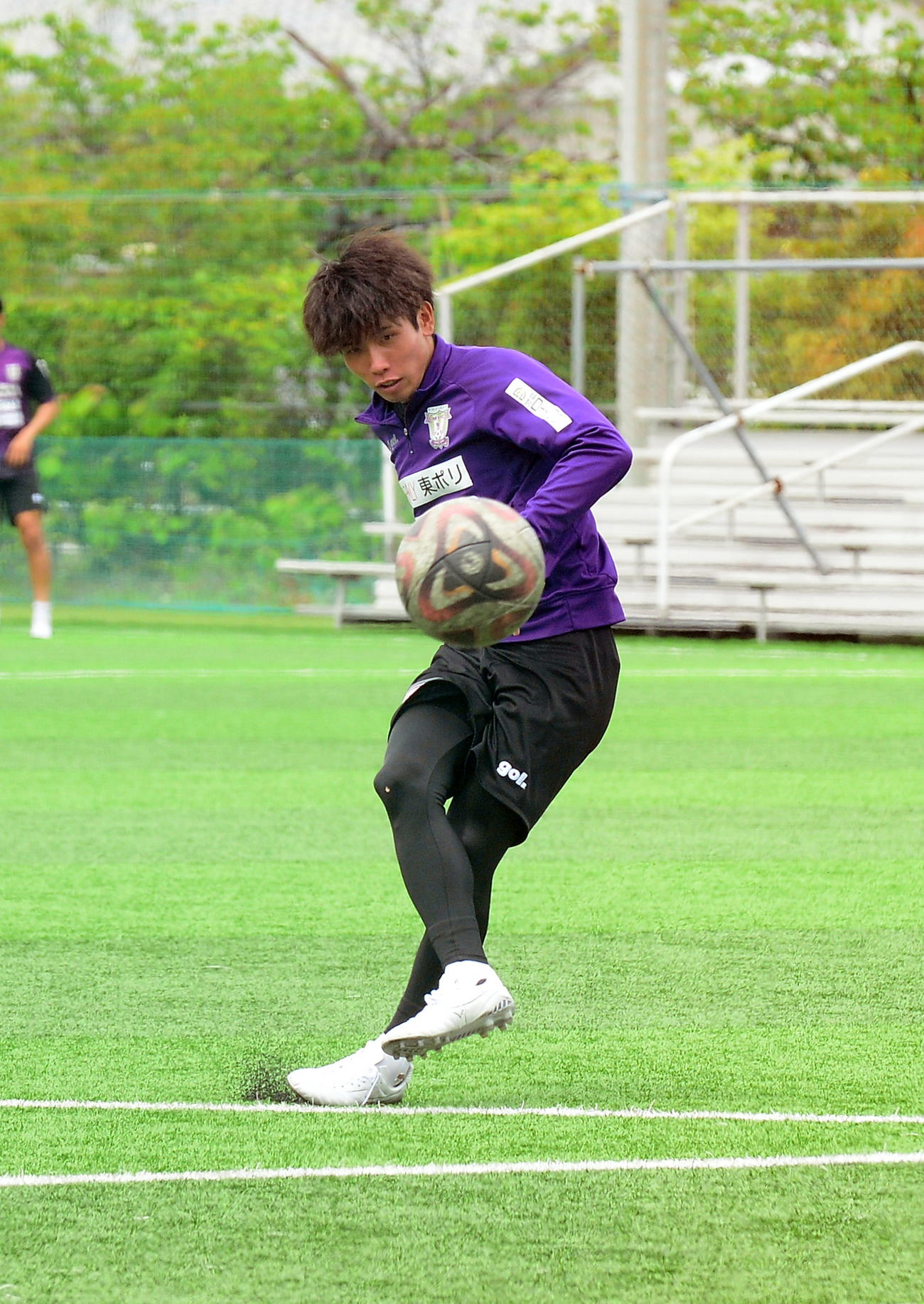 居残りでシュート練習する藤枝平尾