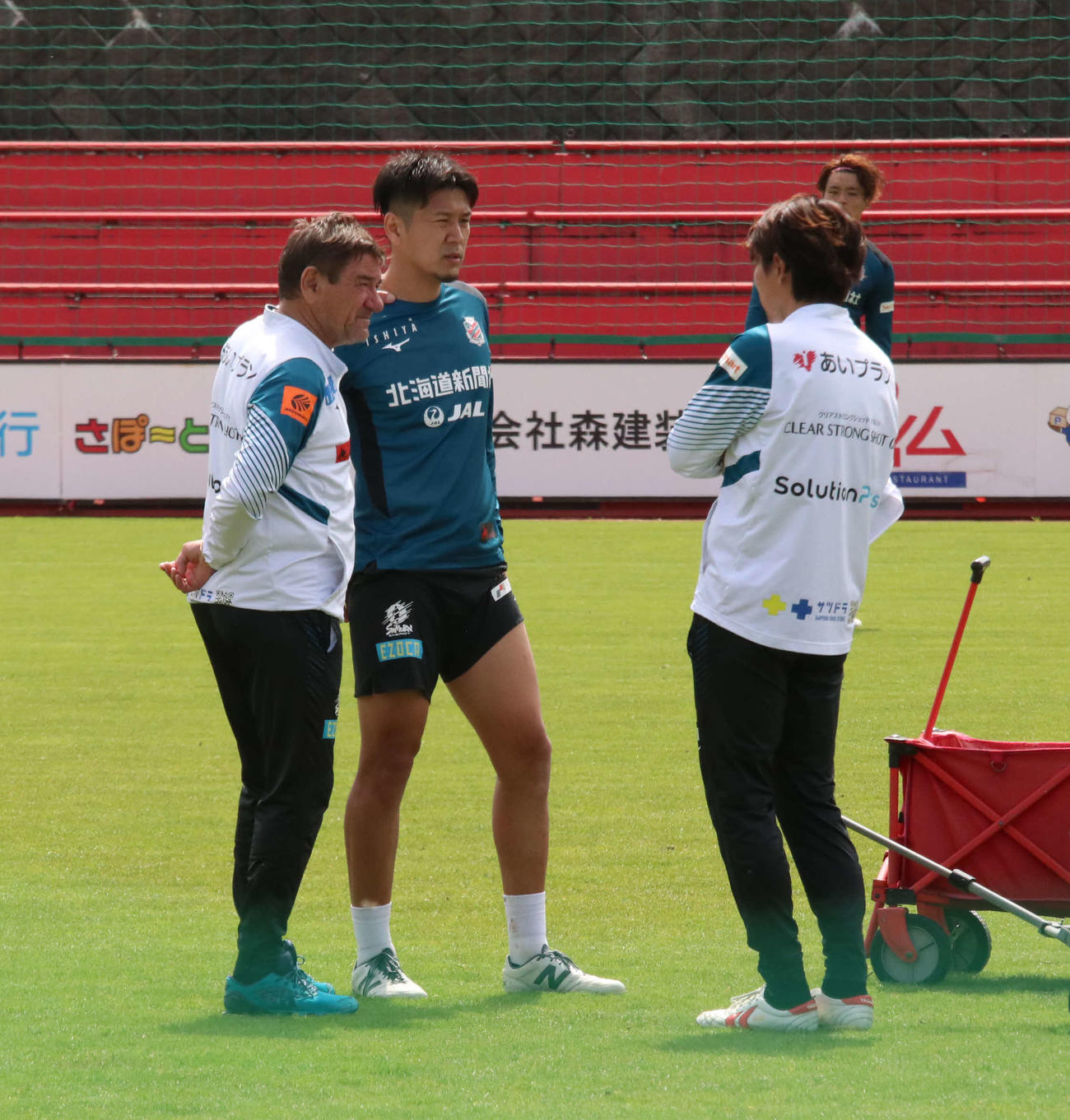 湘南戦前日練習後、会話する札幌ペトロビッチ監督（左）と宮沢（中央）（撮影・保坂果那）
