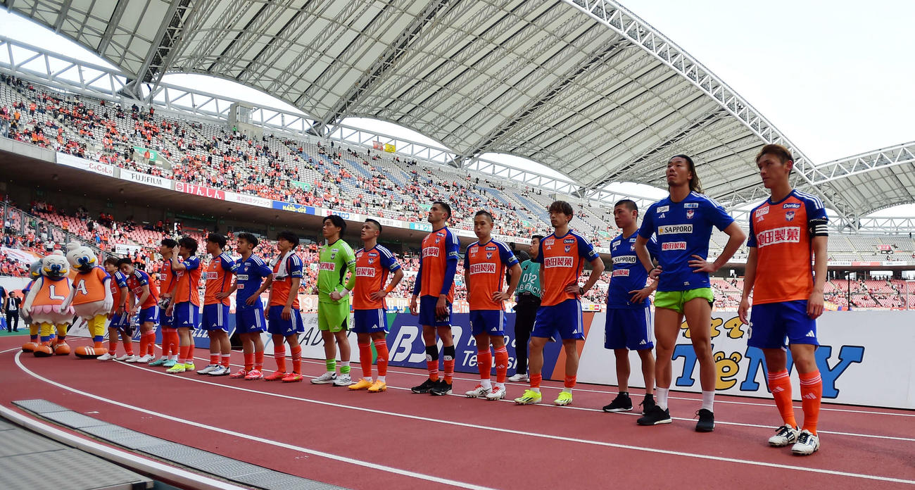 新潟対東京　試合後、サポーターにあいさつをする新潟の選手たち（撮影・大島享也）