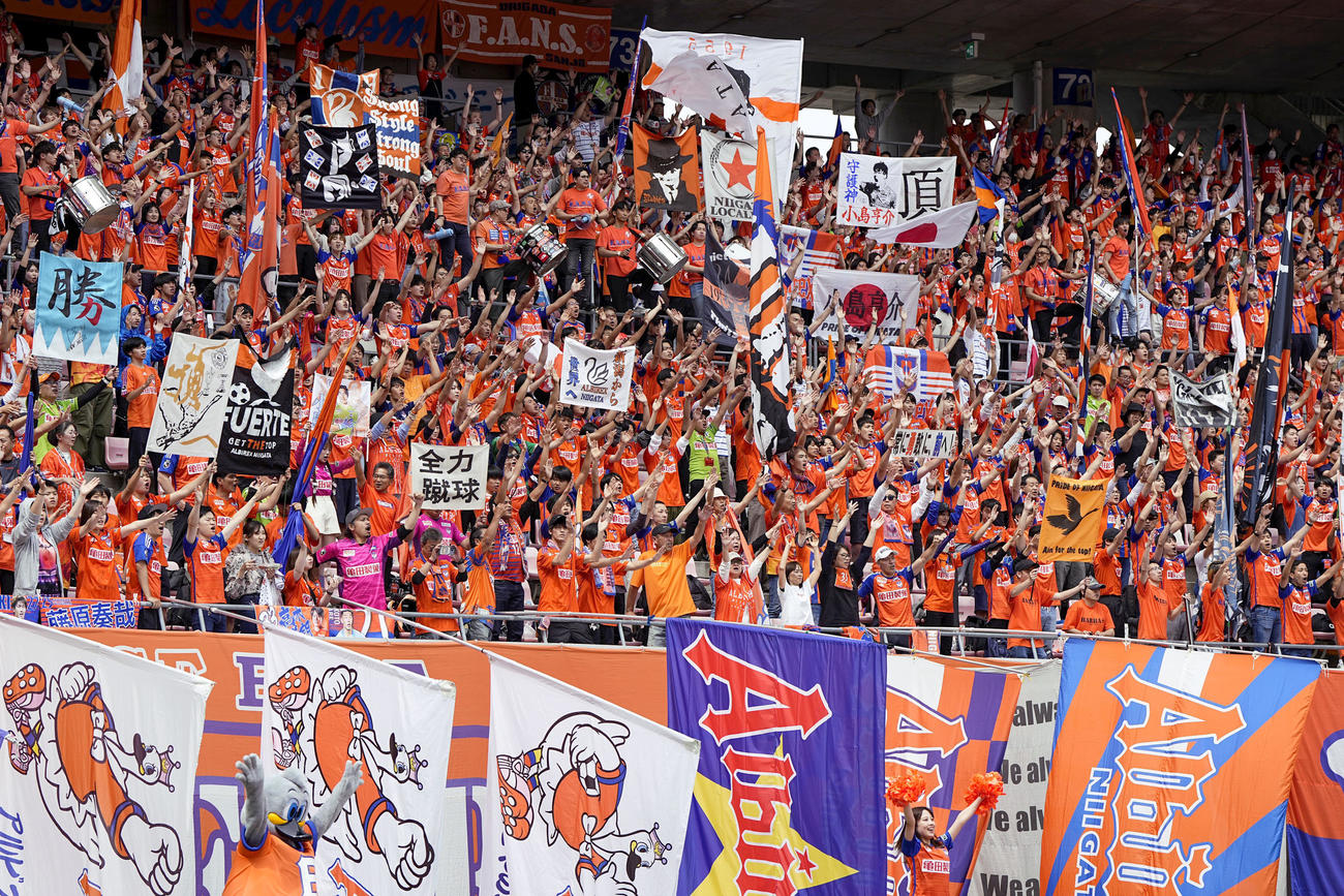 FC東京戦で盛り上がる新潟サポーター（共同）