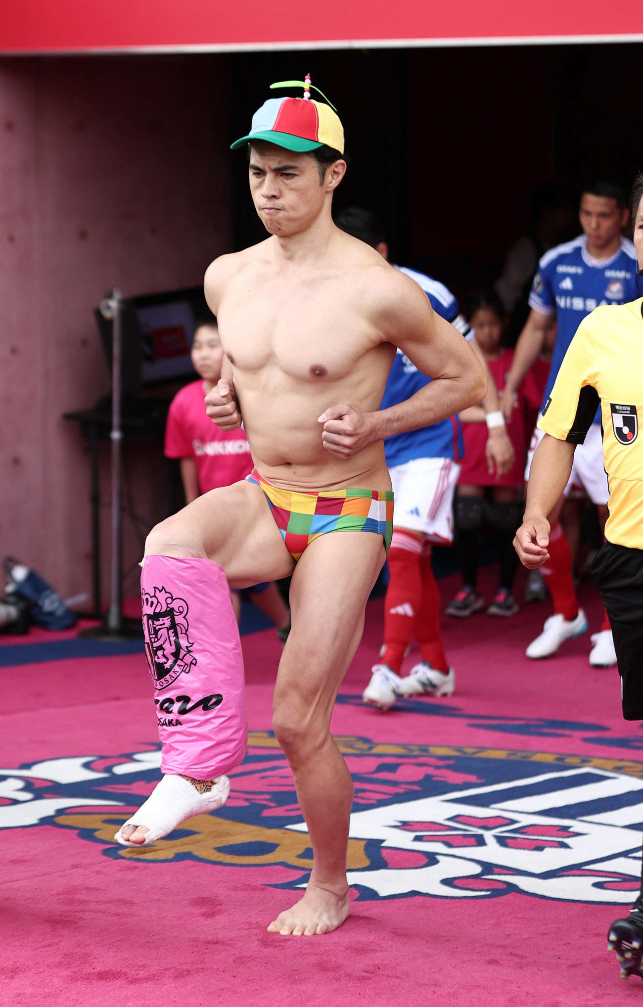 C大阪対横浜　試合前のセレモニーへケンケンしながら入場する小島よしお（撮影・西尾就之）