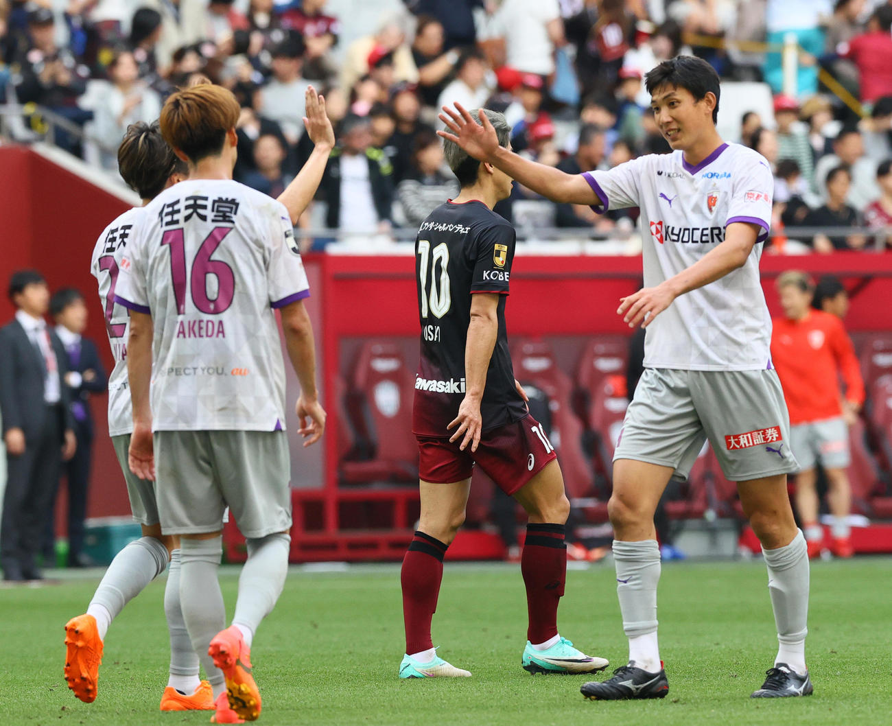 神戸対京都　神戸に勝利し喜ぶ京都原（右）ら（撮影・上山淳一）