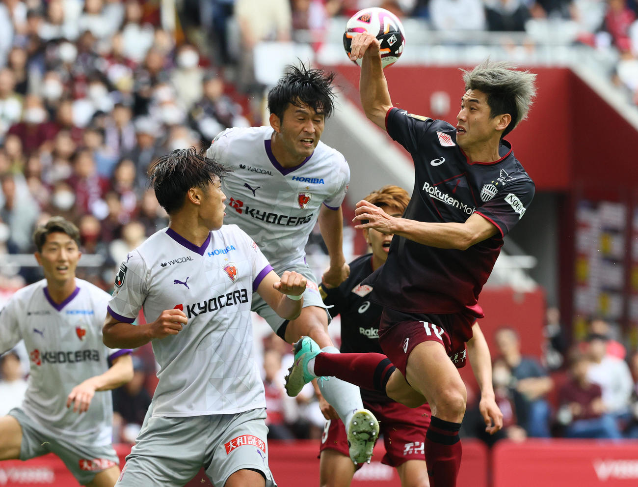 神戸対京都　後半、神戸大迫（右）と空中で競り合いヘディングでクリアする京都麻田（中央）（撮影・上山淳一）