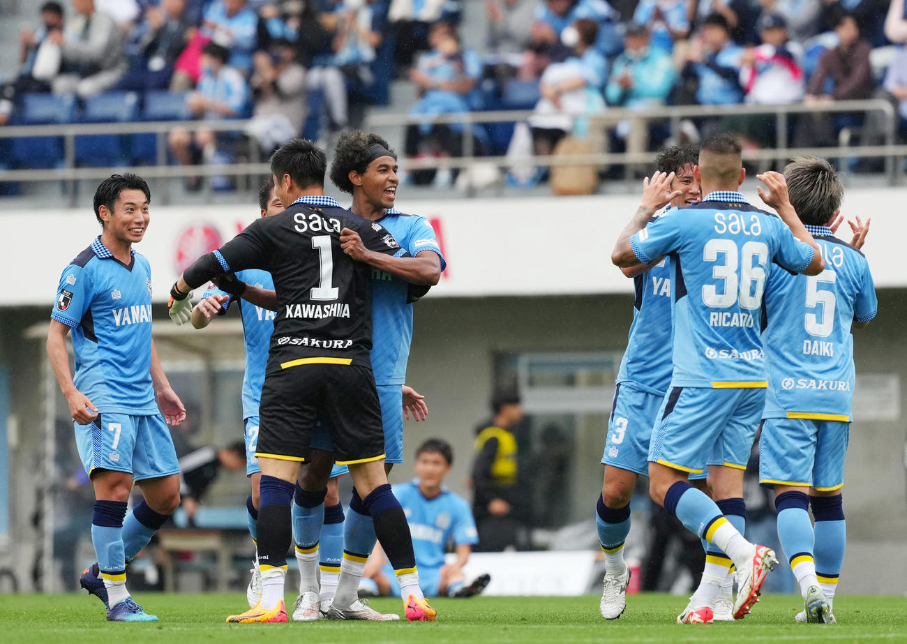 磐田対町田　町田に勝利しタッチを交わす磐田イレブン（撮影・横山健太）