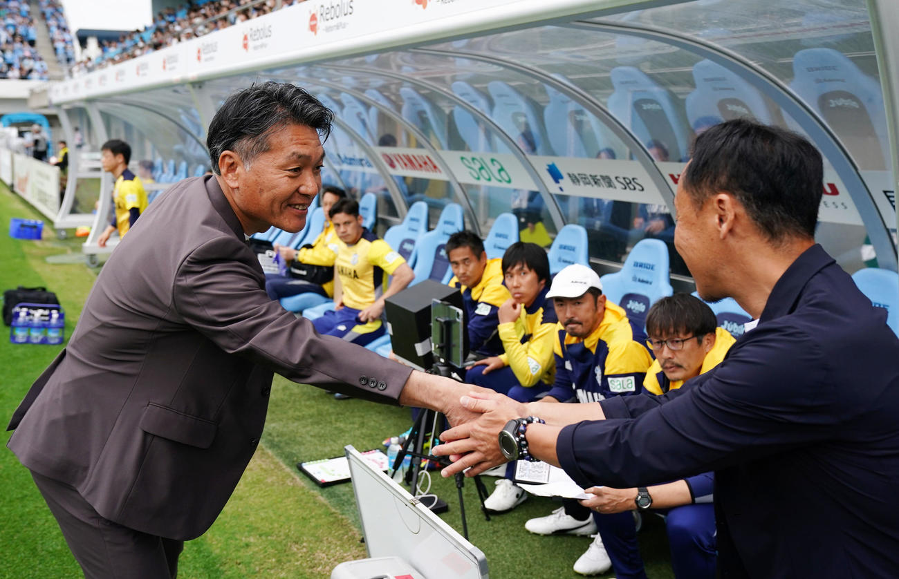 磐田対町田　試合開始前、握手を交わす磐田横内監督（左）と町田黒田監督（撮影・横山健太）