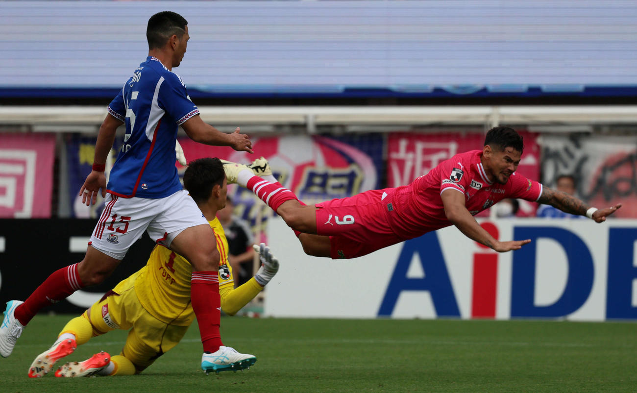 C大阪対横浜　前半、相手GKに倒されるC大阪レオセアラ。このプレーでPKを獲得（撮影・西尾就之）