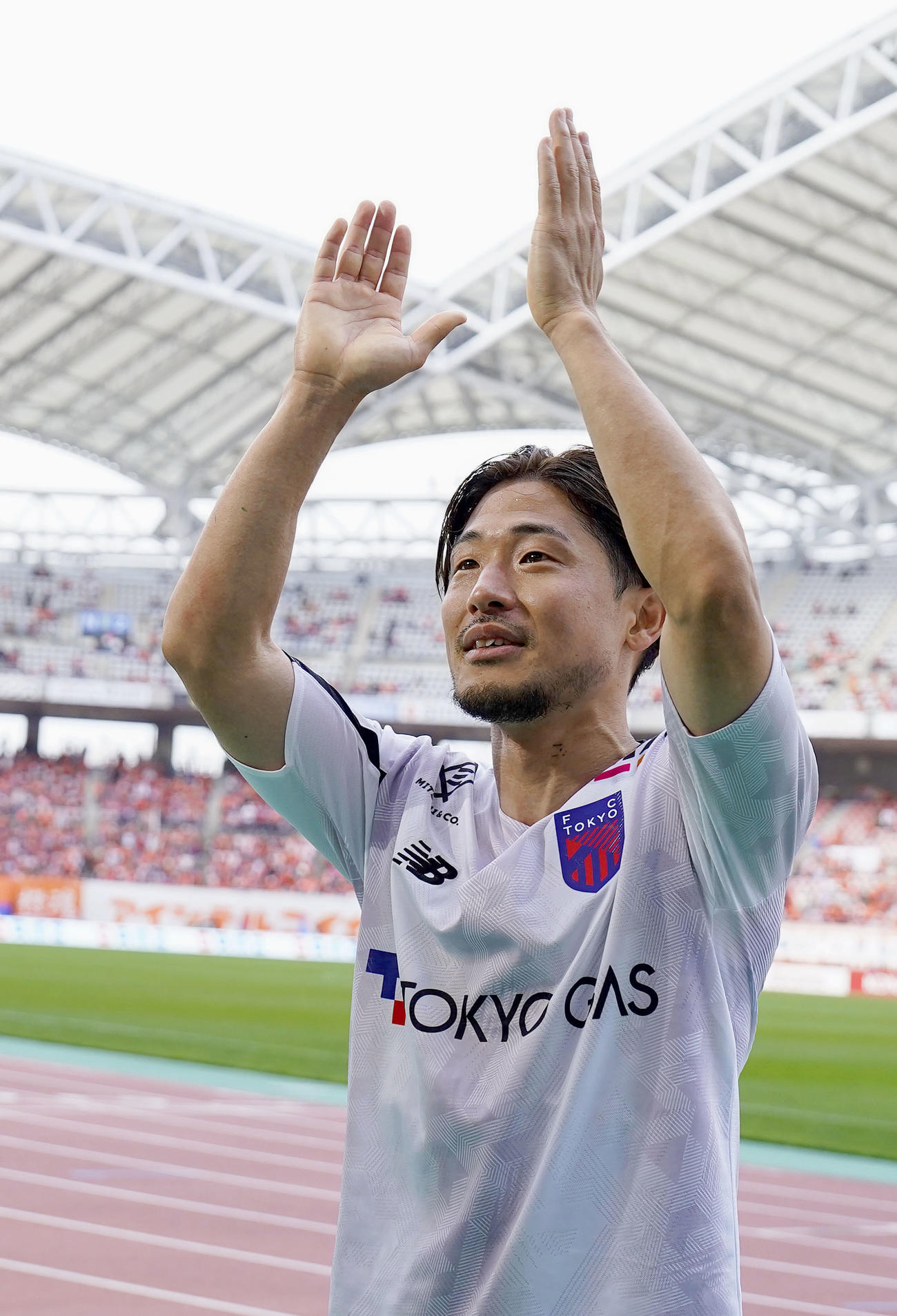 新潟に快勝し、サポーターにあいさつする東京白井（共同）