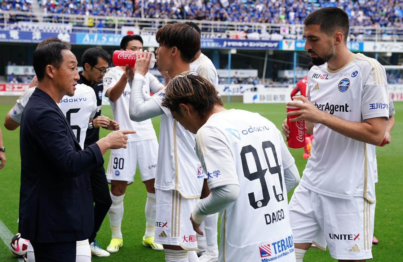 磐田対町田　試合開始前、選手たちに声をかける町田黒田監督（左）（撮影・横山健太）