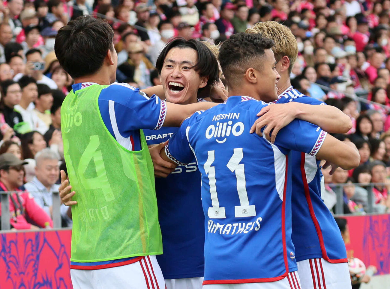 C大阪対横浜　後半、ゴールを決めた横浜榊原は笑顔で祝福を受ける（撮影・西尾就之）