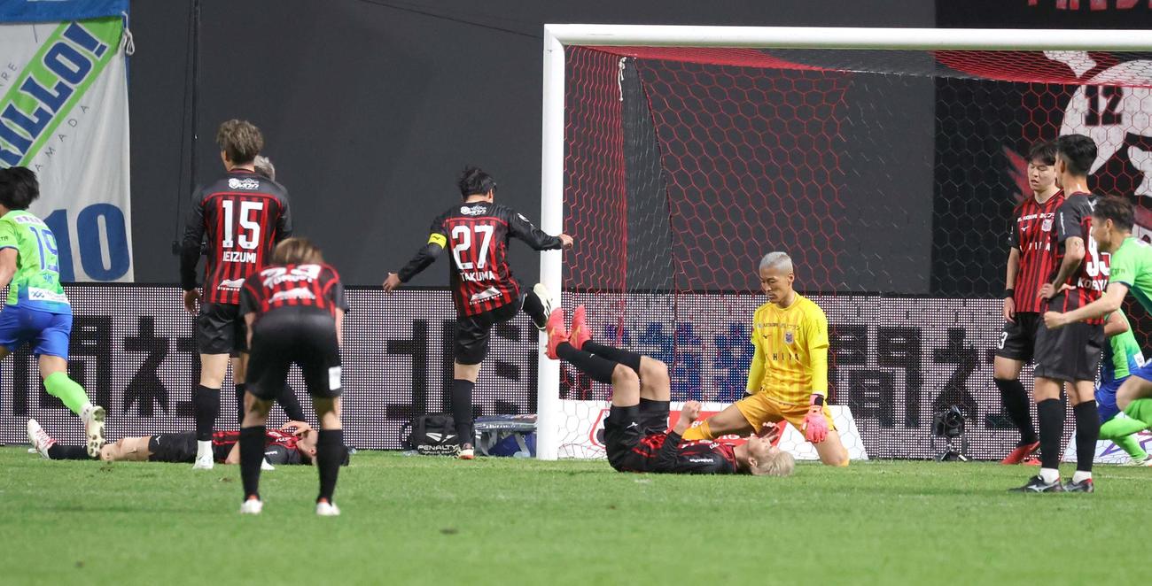 札幌対湘南　後半、3－3の同点に追いつかれ悔しがる札幌の選手たち（撮影・黒川智章）