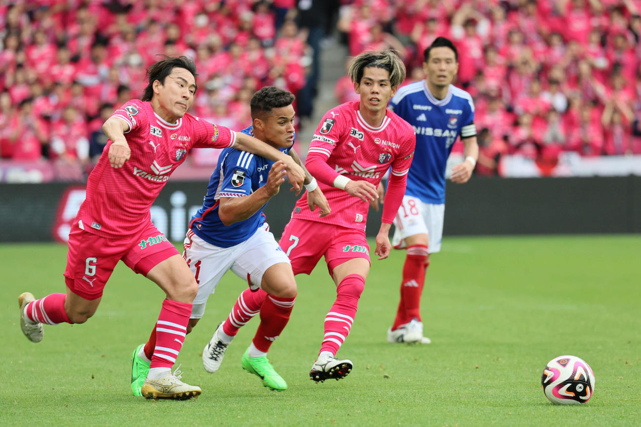 C大阪対横浜　後半、ボールを競り合うC大阪登里享平（左）（撮影・西尾就之）