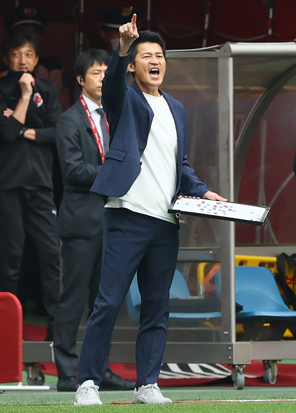 神戸対京都　後半、指示を出す神戸吉田監督（撮影・上山淳一）