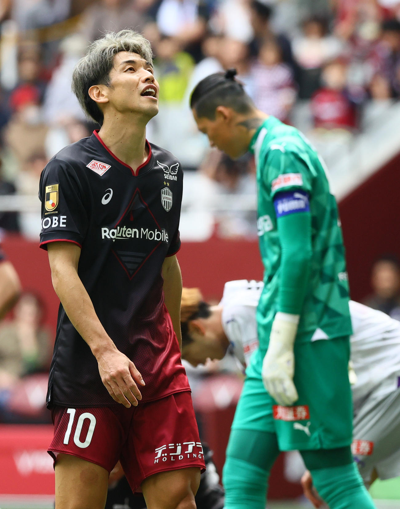 神戸対京都　前半、神戸大迫（手前）はシュートを外し落胆する（撮影・上山淳一）