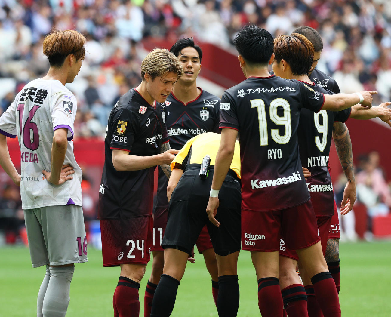 神戸対京都　後半、主審につめ寄る神戸の選手ら（撮影・上山淳一）