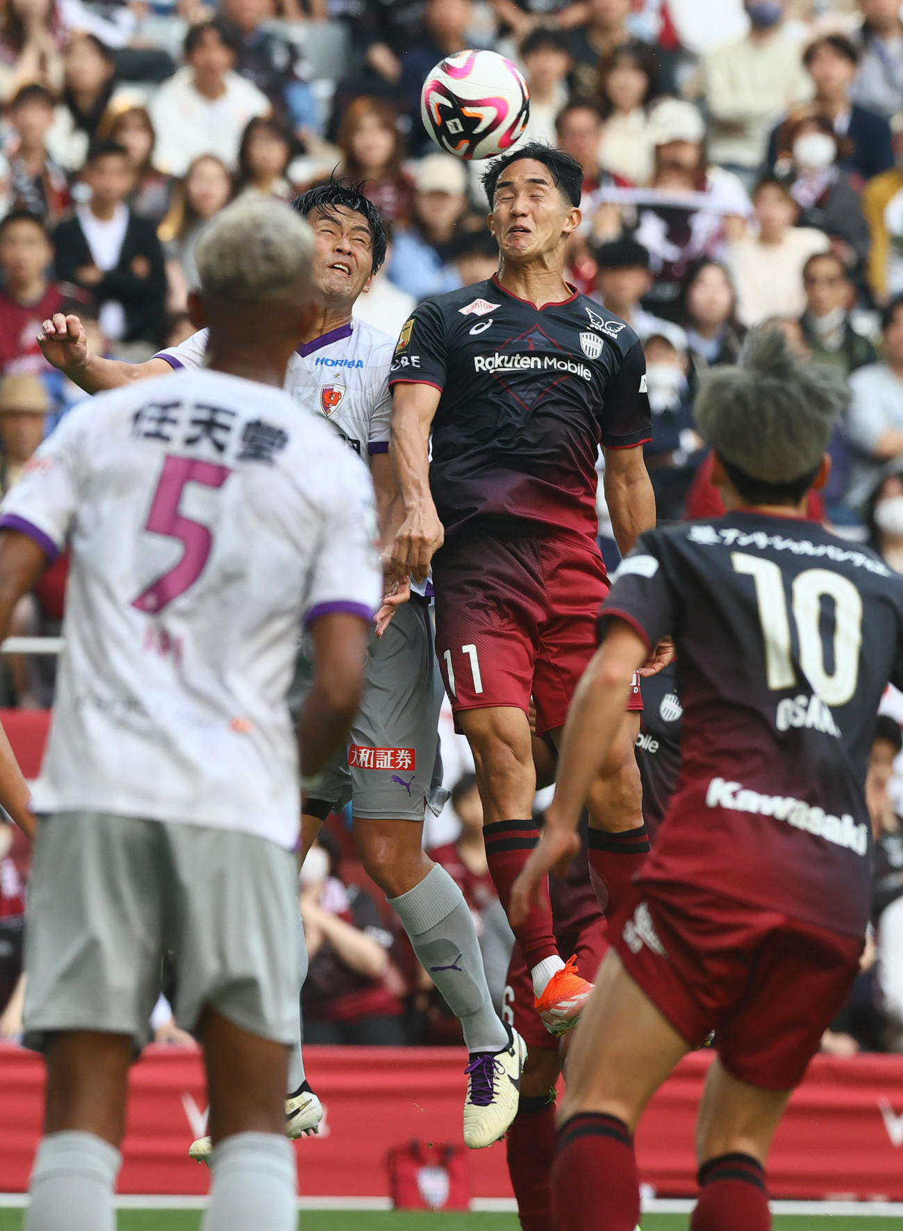神戸対京都　後半、神戸武藤（右から2人目）はヘディングシュートを狙うが外れる（撮影・上山淳一）