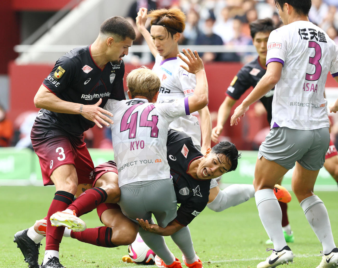 神戸対京都　前半、激しくぶつかり合う神戸武藤（左から4人目）と京都佐藤（撮影・上山淳一）