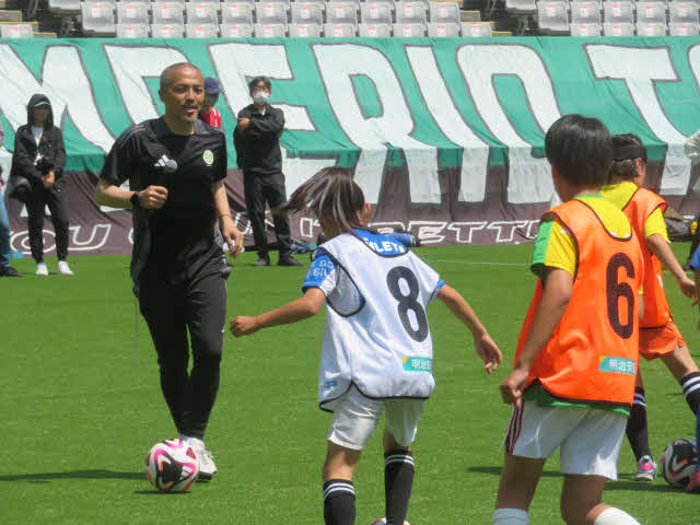 「Jスマイルフットボールツアー」で子どもたちにサッカーの楽しさを伝える小野伸二さん