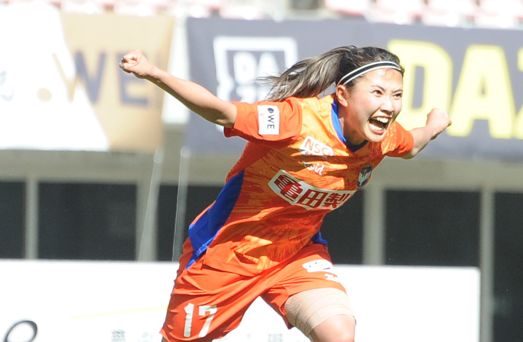 1－1の後半45分に決勝点を決め、喜びを爆発させる新潟L・滝川（撮影・小林忠）