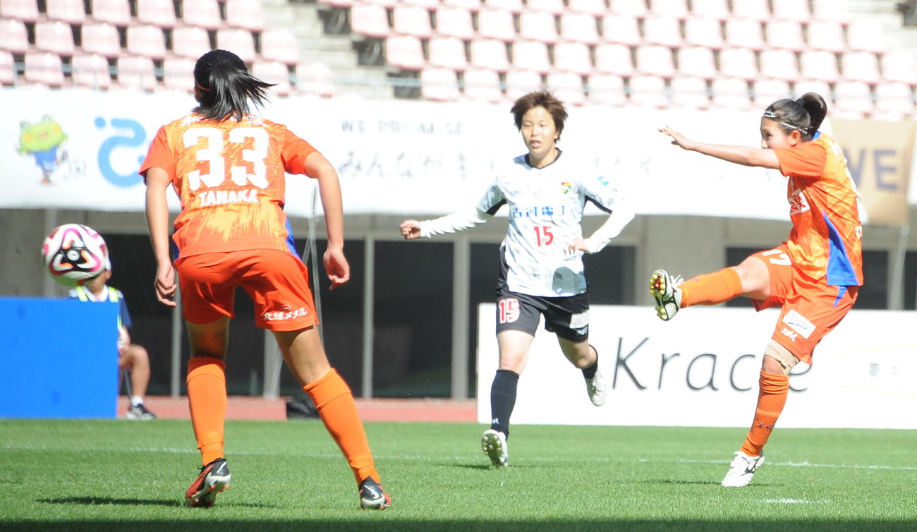 1－1の後半45分に決勝点を決める新潟L・滝川（右）（撮影・小林忠）