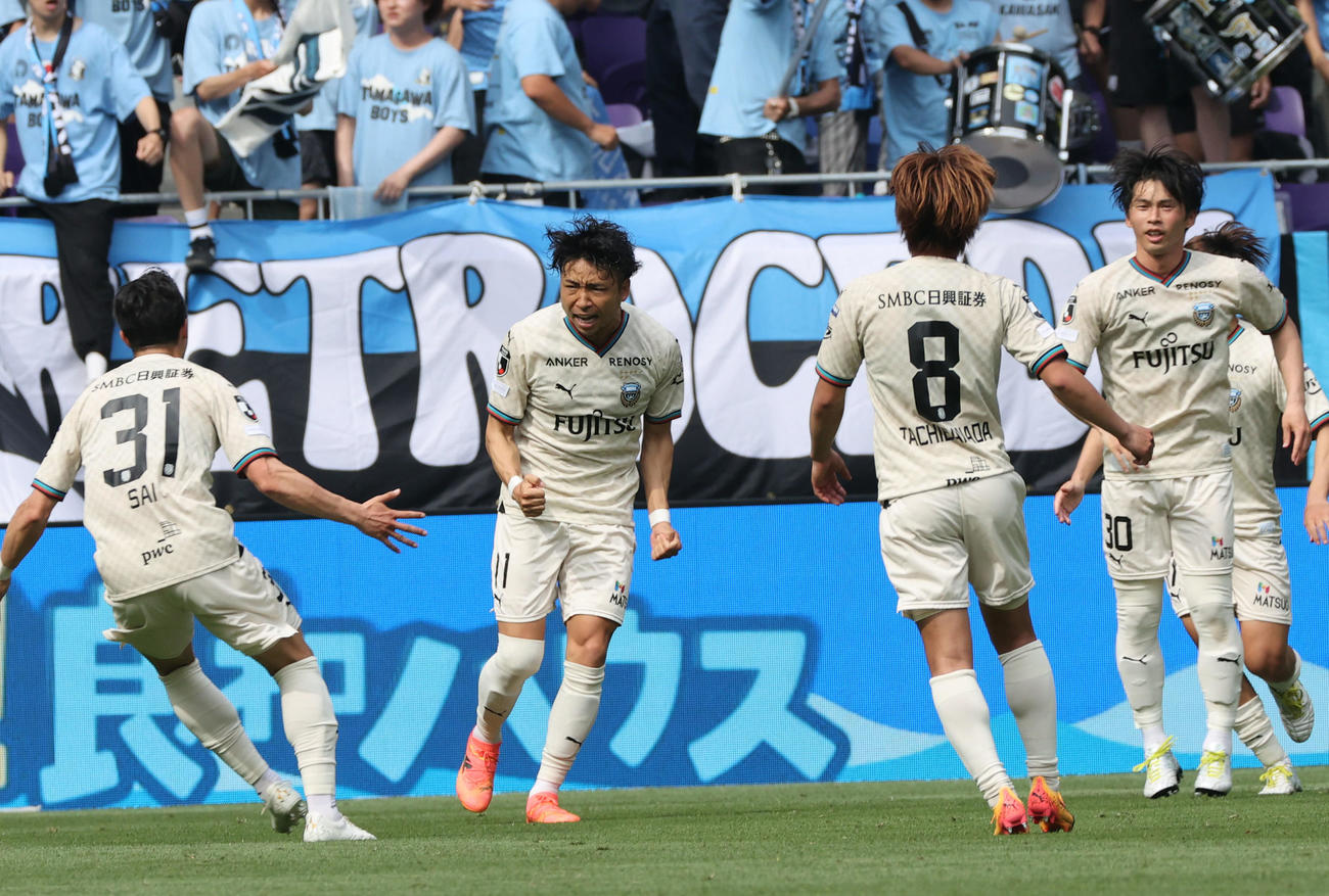 広島対川崎F　後半　同点弾を決めた川崎F小林（左から2人目）（撮影・加藤孝規）