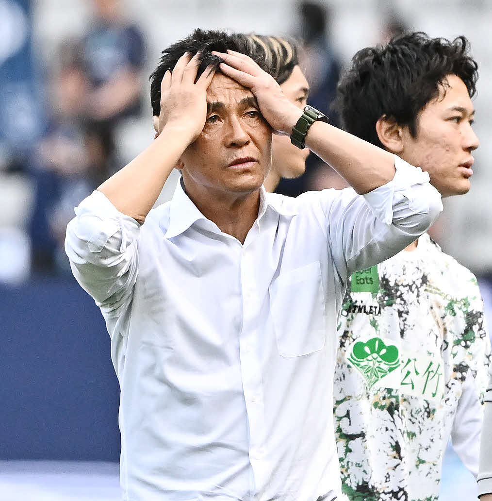 東京V対福岡　引き分けに終わり頭を抱える東京V城福監督（撮影・滝沢徹郎）