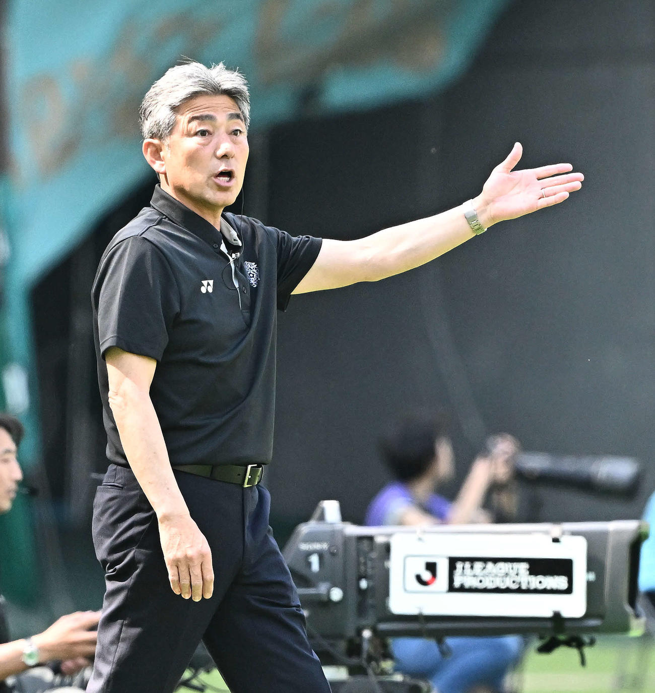 東京V対福岡　前半、指示を出す福岡長谷部監督（撮影・滝沢徹郎）