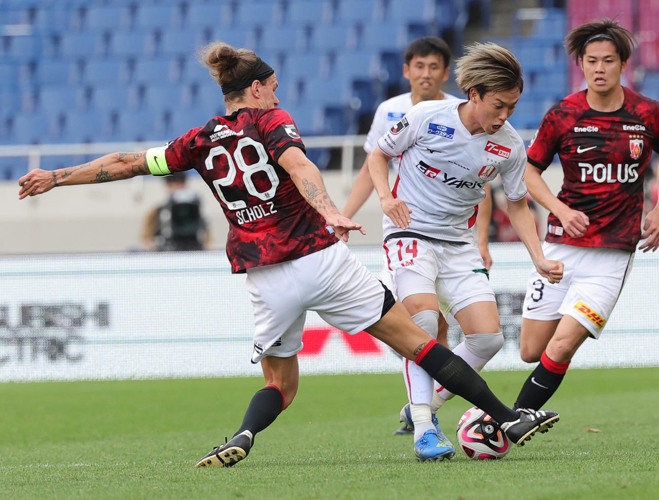 浦和対名古屋　前半、競りあう浦和ショルツ（左）と名古屋森島（撮影・野上伸悟）