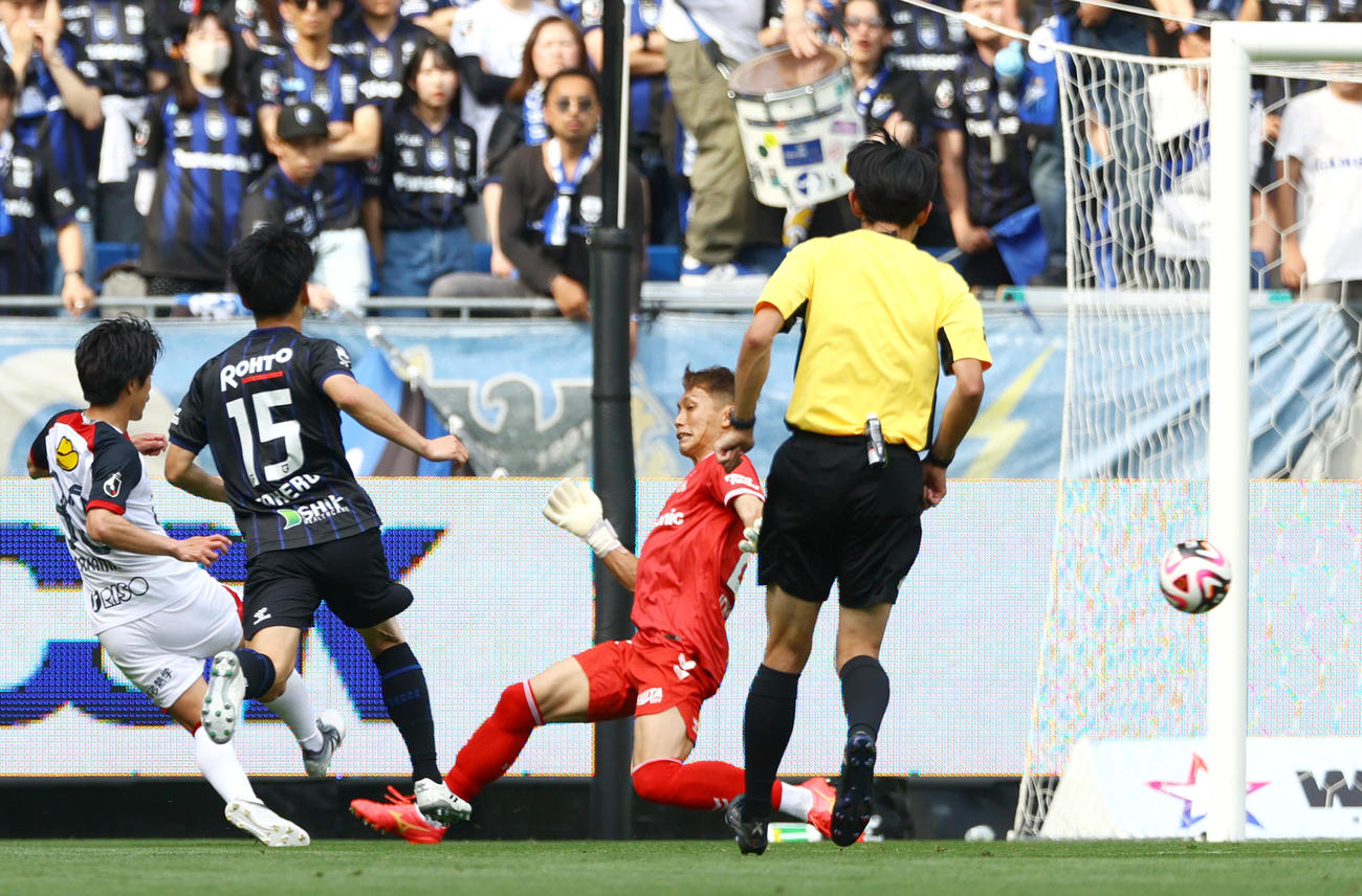 G大阪対鹿島　前半、鹿島仲間（左）はゴールを決める（撮影・上山淳一）