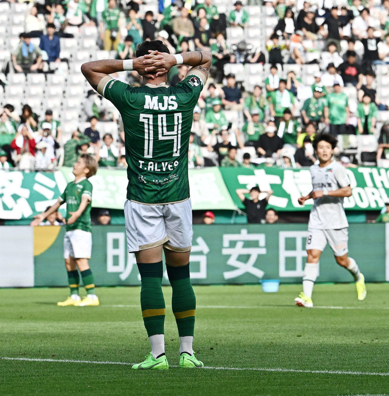 東京V対福岡　東京Vチアゴ・アウベス（手前）は試合終了間際にシュートを放つも止められ頭を抱える（撮影・滝沢徹郎）