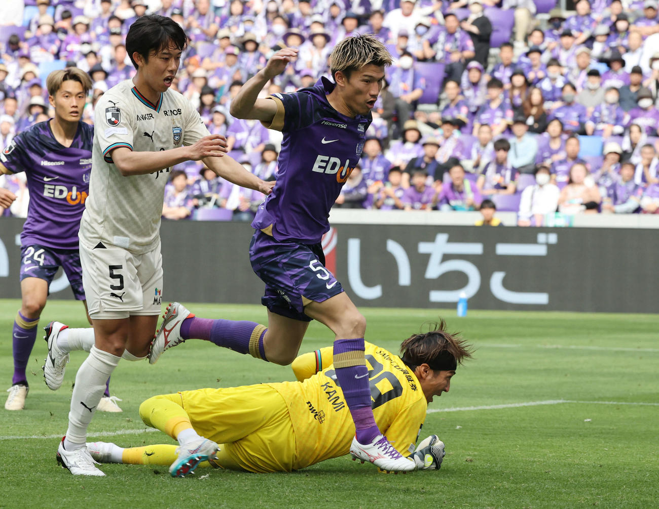 広島対川崎F　後半　同点弾を決めた広島加藤（右）（撮影・加藤孝規）