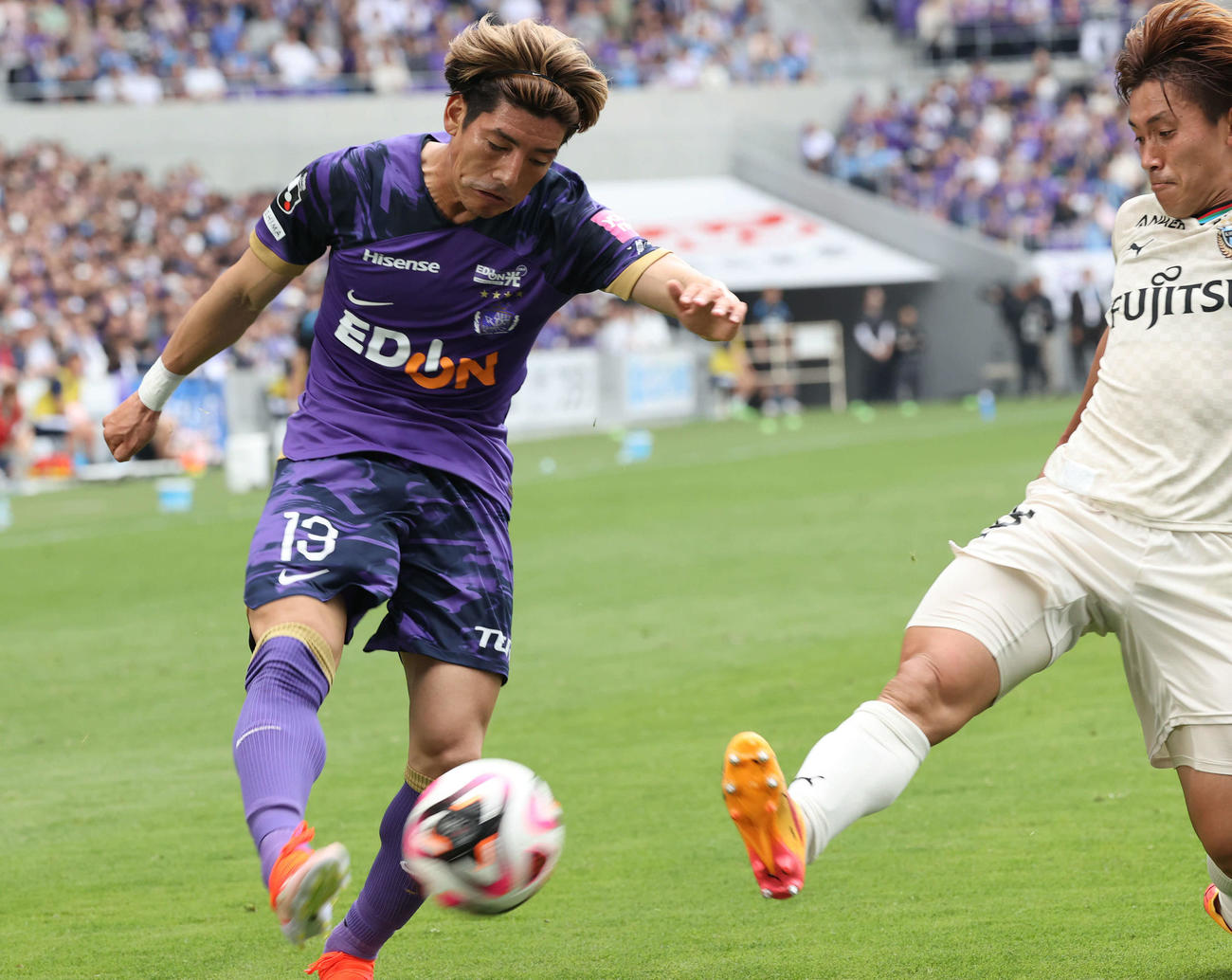 広島対川崎F　後半　競り合う広島新井（左）と川崎F橘田（撮影・加藤孝規）