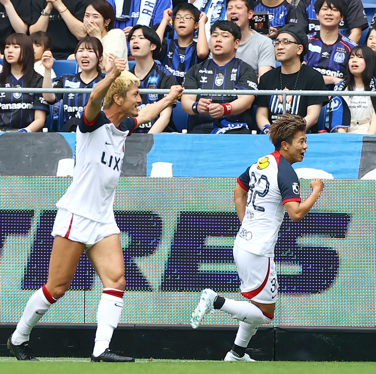 G大阪対鹿島　後半、鹿島濃野（右）はゴールを決め喜ぶ。左は鹿島鈴木（撮影・上山淳一）