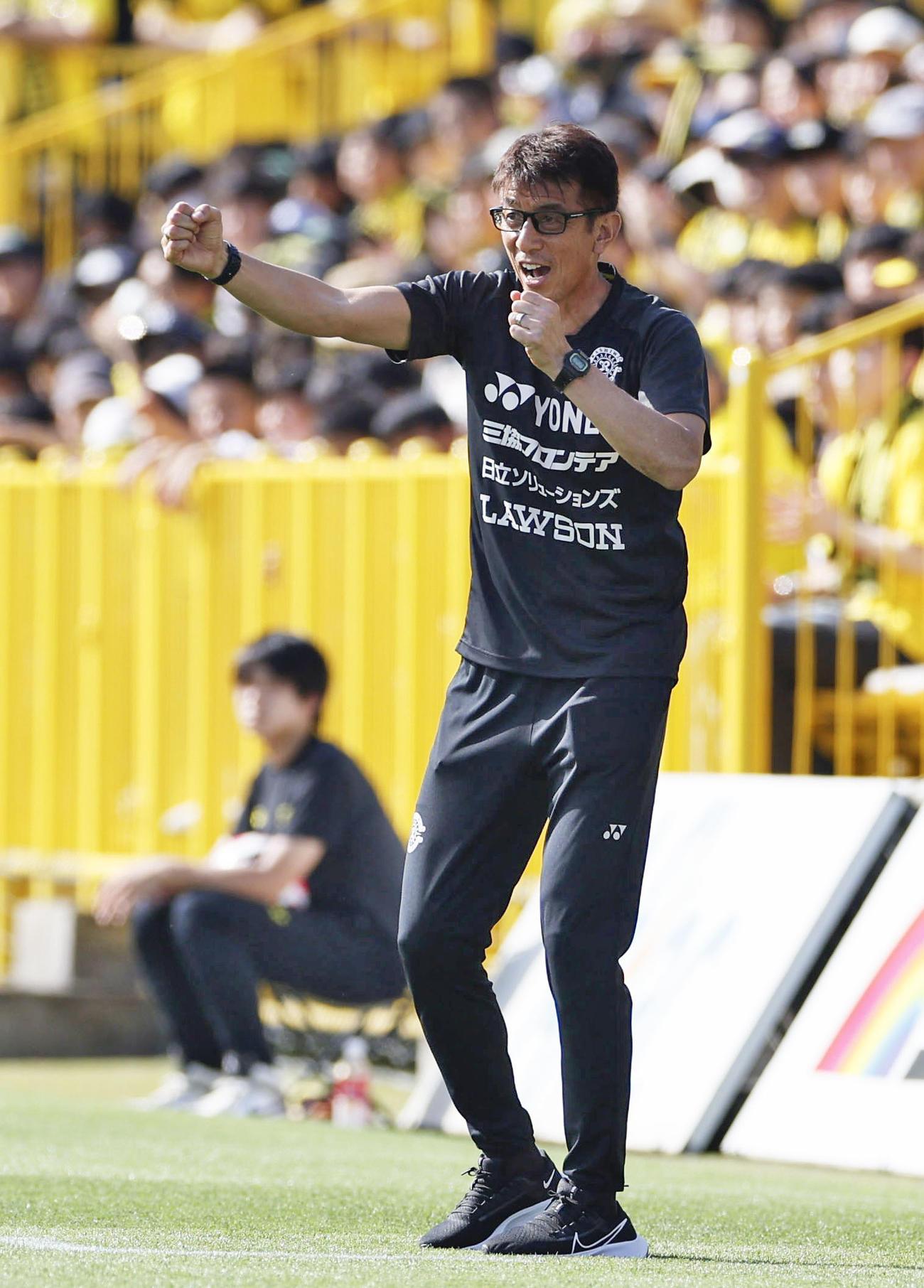 指示を出す柏井原監督（共同）