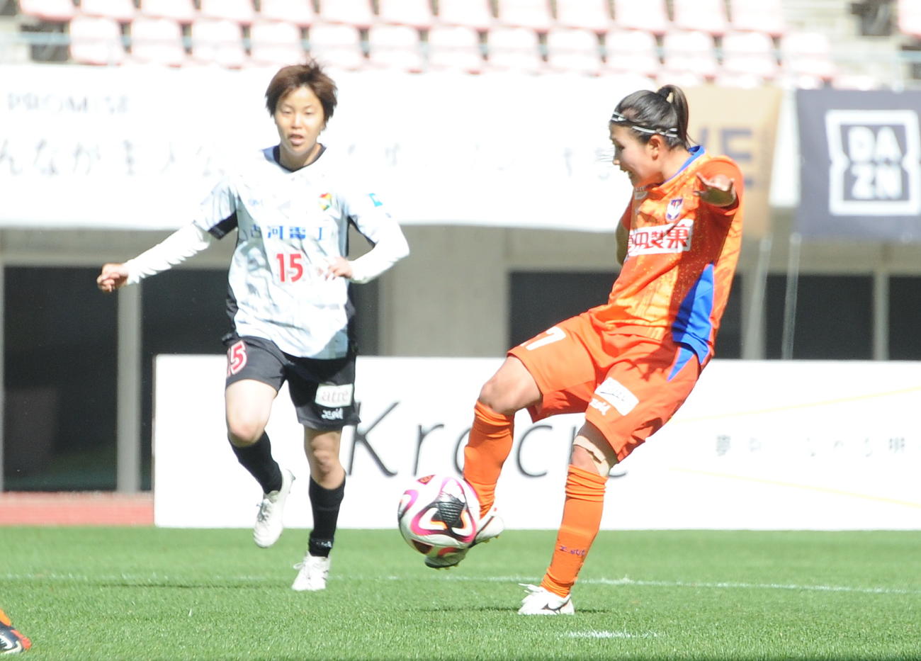 新潟対千葉　後半、決勝点を決める新潟L・滝川（右）（撮影・小林忠）