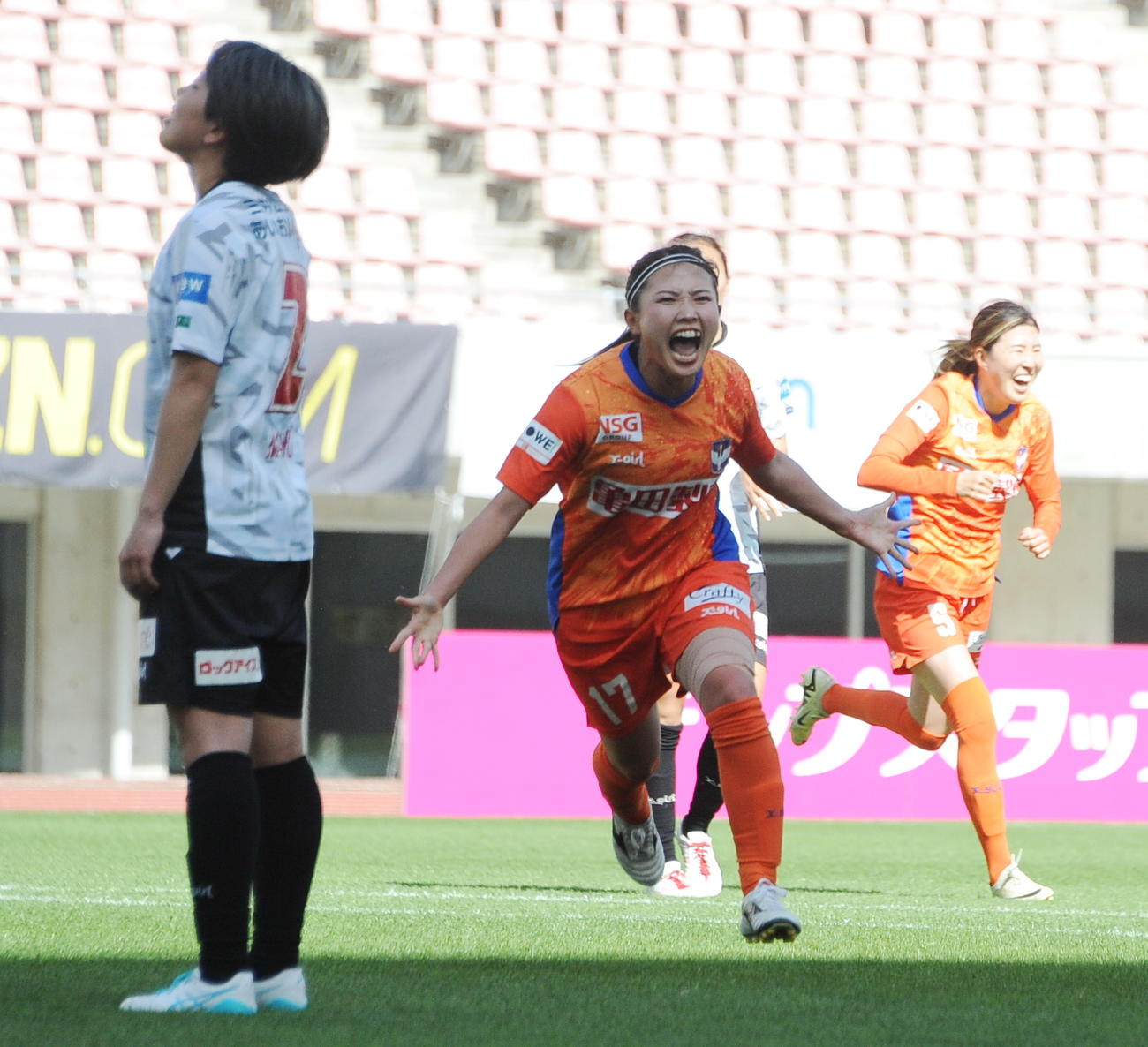 1－1の後半45分に決勝点を決め、喜びを爆発させる新潟L・滝川（中央）（撮影・小林忠）