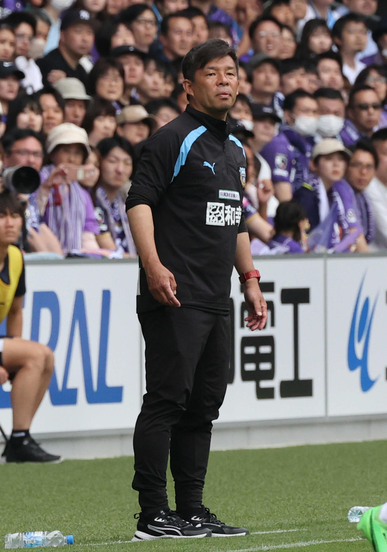 広島対川崎F　後半、試合を見守る川崎F鬼木監督（撮影・加藤孝規）