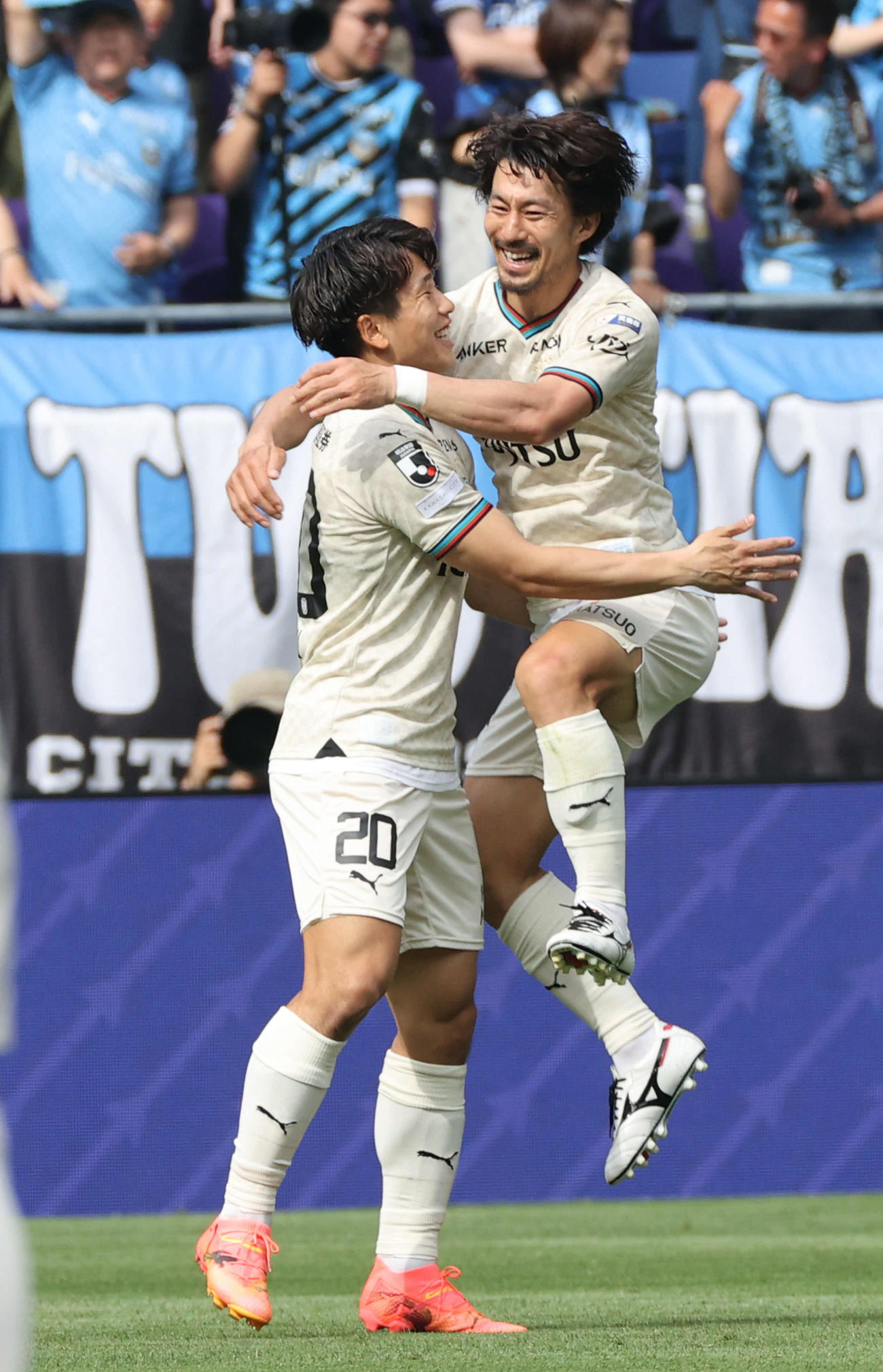 広島対川崎F　後半、ゴールを決め喜ぶ川崎F山田（左）（撮影・加藤孝規）
