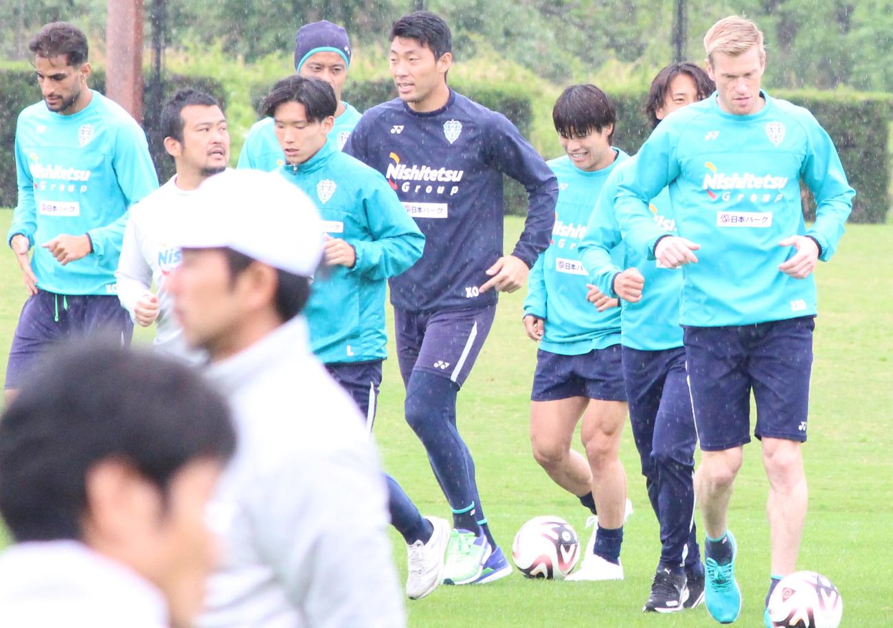 ランニングを行う福岡FW岩崎悠人（右から3人目）ら東京V戦出場メンバー（撮影・菊川光一）