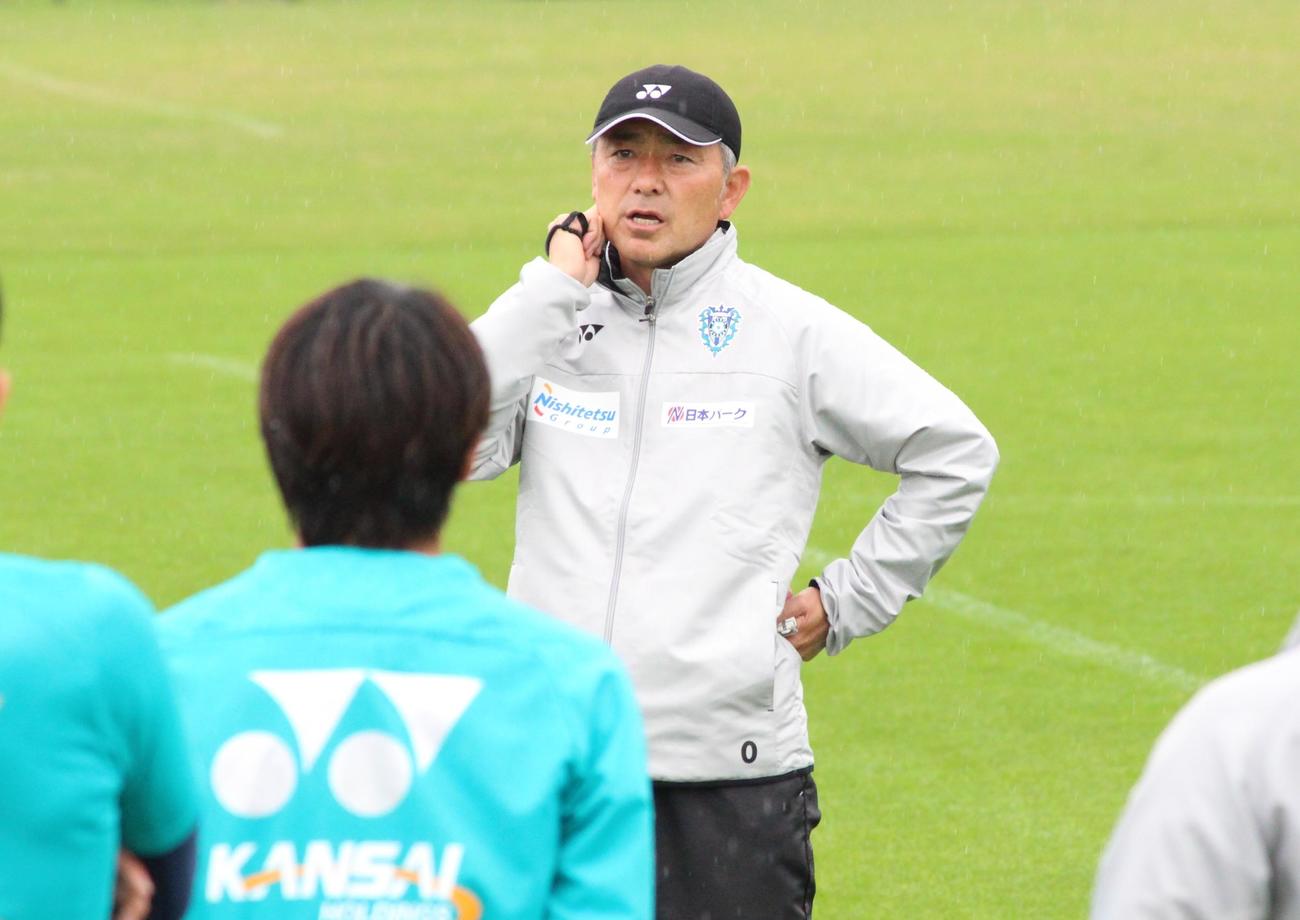 練習前、選手を前に訓示する福岡長谷部茂利監督（撮影・菊川光一）＝2024年3月12日、雁の巣