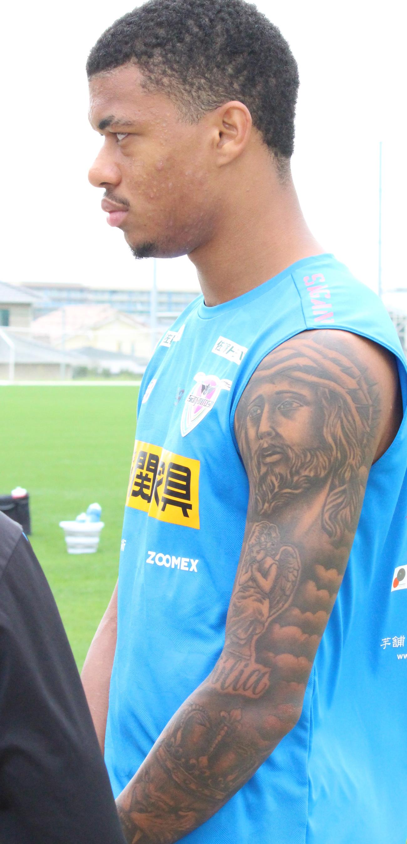 練習後、取材に応じる鳥栖FWマルセロ・ヒアン（撮影・菊川光一）