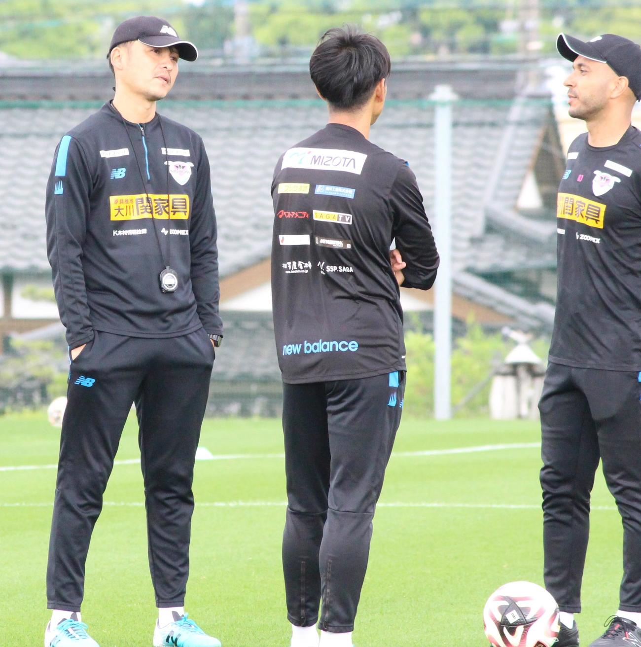 スタッフと話す鳥栖・川井健太監督（左）（撮影・菊川光一）