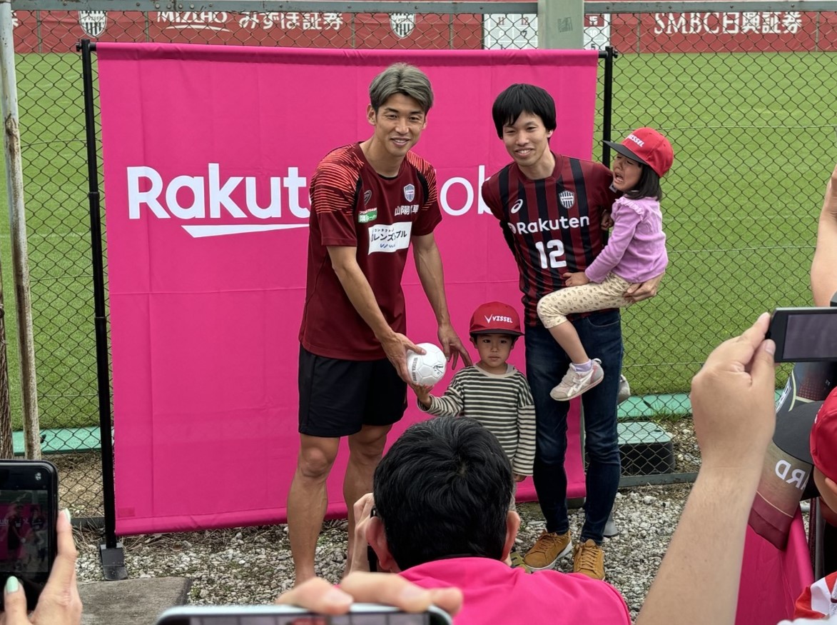 公開練習後に抽選当選者にサインボールを渡す神戸FW大迫勇也（撮影・永田淳）