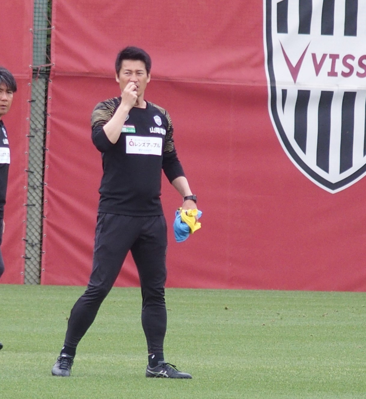 練習で指導する神戸の吉田孝行監督（撮影・永田淳）