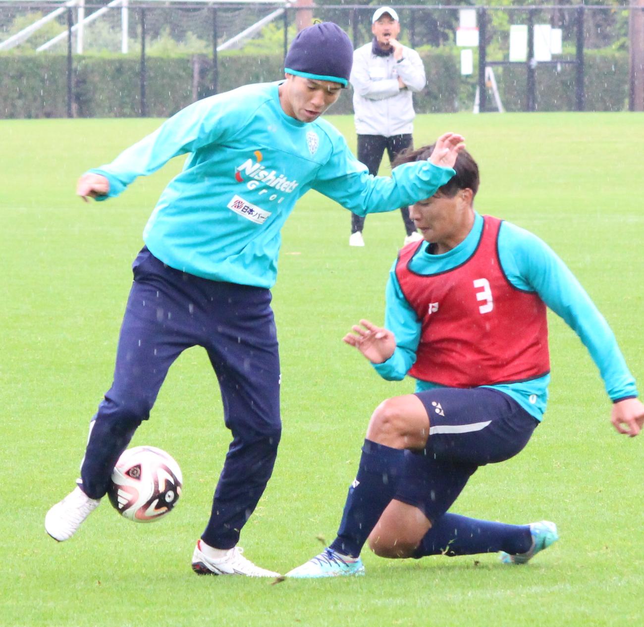 練習で軽快な動きを見せる福岡FW佐藤凌我（左）（撮影・菊川光一）
