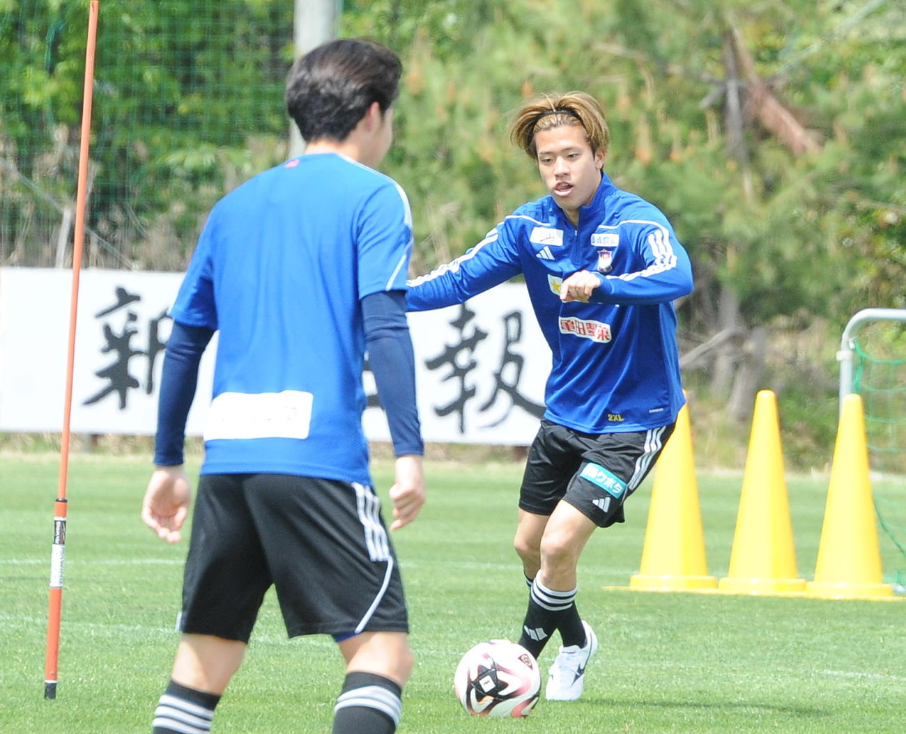 ドリブルする長谷川元（右）（4月29日撮影）