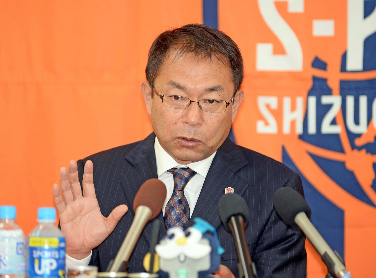真剣な表情で意気込みを語る清水の反町ゼネラルマネジャー