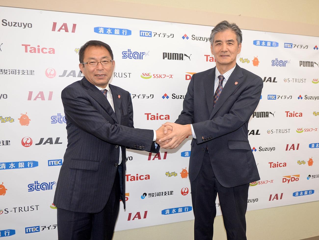 清水の山室社長（右）と握手する反町ゼネラルマネジャー