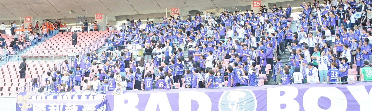 新潟の一部のサポーター（左）が広島のサポーター席に詰め寄る